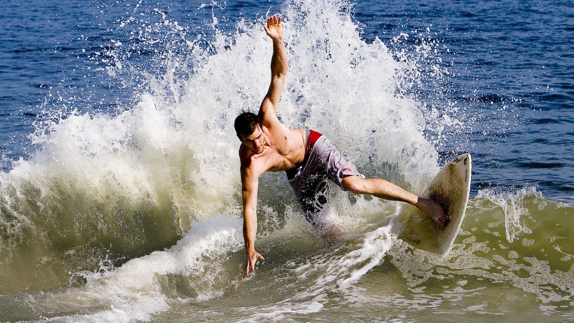 爱游戏娱乐-莫德里奇一箭穿心，喀麦隆掀翻曼联的足球启示录