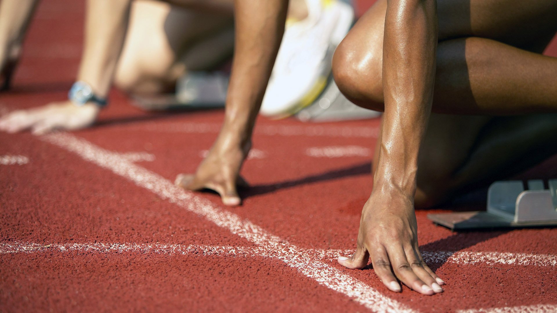 爱游戏娱乐-F1年度争冠之夜，欧文末节接管比赛，当赛道与球场共享同一种心跳